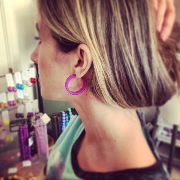 Frosted Vintage Lucite Classic Hoop Black Earrings - Picture 6 of 6